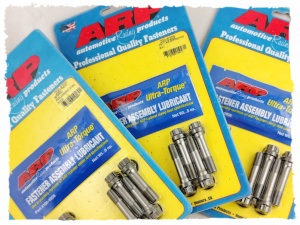 Bulloni alta resistenza arp migliori al mondo per affidabilità e resistenza bulloni per bielle in acciaio viti speciali per bielle originali incremento resistenza con i kit di prigionieri per supporti di banco albero motore prigionieri kit testata serraggio maggiorato altaresistenza per guarnizione testa speciale con anelli o lamellare