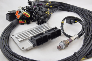 kit completo per installazione e montaggio centralina EFI Euro4 con cablaggio standard per motore 4 cilindri con gestione 8 iniettori motore 6 cilindri e 8 cilindri fasato sequenziale o semifasato controller interno per sonda lambda e lambda ntk lineare wideband per automappatura benzina e controllo in retroazione della sonda lambda per correzione tempo di iniezione e carburazione motore