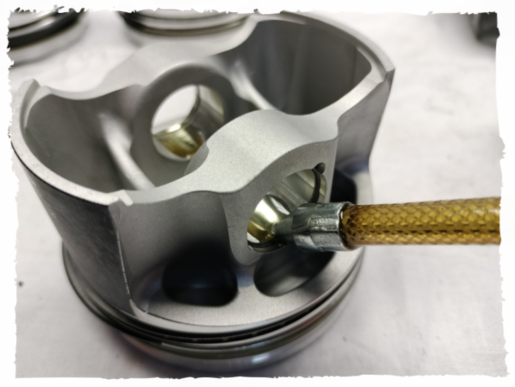 montaggio pistoni stampati per motore forgiato incremento potenza prestazioni maggiori affidabilità resistenza pistoni speciali costruiti a disegno o a campione per preparazione motori da competizione vetture storiche competizione autostoriche salita e pista.