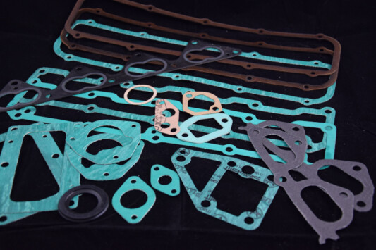 Kit serie guarnizioni complete motore serie smeriglio rinforzate guarnizione della testa speciali serie motore rinforzate kit per revisione motore o preparazione motore auto storiche alfa romeo giulia alfa rmeo 75 bmw m 10 lancia stratos lancia delta renault clio complete di paraoli e gommini valvole speciali