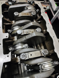 Lavorazione albero motore di serie per preparazione motore da competizione nisturazione albero motore e raddrizzatura lucidatura per incremento prestazioni scorrevolezza e resistenza misura tolleranda perni di banco e perni di biella brozine speciali trimetalliche King Racing pulizia passaggi olio albero motore