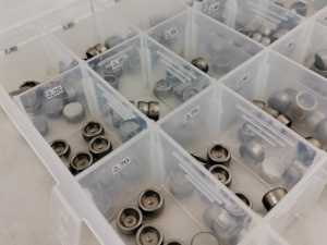 Kit assortito in contenitore con scomparti per registrazione gioco valvole per stelo6 mm e 7 mm registri assortiti per diametro stelo valvola e spessore registro indispensabili per la registrazione del gioco valvole con punterie maccaniche