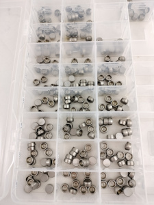 scatola assortira per la registrazione del gioco valvole su motori aspirati e turbo stelo valvola 7 mm personalizzati con spessori differenti e diametro valvola elaborazione e preparazione motori modifica da punterie idrauliche a meccaniche leggere da competizione