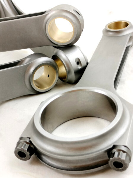 bielle in acciao ricavate da barra forgiata per preparazione ed elaborazion alfa romeo giulia gtam classic car incremento potenza carburatori doppio corpo weber elaborazione vettura campionato aut storiche salita e pista motore alfa rmeo nord 8 valvole basamento in allumino albero otore 8 contrappesi motore 1600 cc 1800 cc 2000 cc