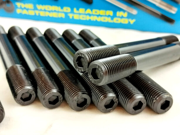 prigionieri di banco per montaggio albero motore in acciao rinforzato nitrurazione albero motore preparazione motore da competizione prigionieri rinforzati arp fissaggio supporti di banco albero motore racing incremento affidabilità resistenza motore forgiato turbo maggiorato