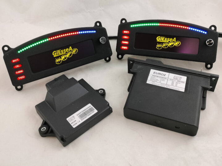 display per visualizzazione dati motore e acquisizione telemetria barra led cambio marcia spia cambiata configurabile spie di allarme programmabili per vetture da competizione e preprazione auto stradali cruscotto digitale per efi technology