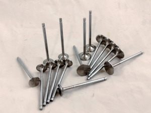 costruzione progettazione e realizzazione valvole speciai in acciaio e inconel preparazione motor da competizione incremento potenza aumento regime di rotazione flussaggio testata preparazione motore da corsa valvole maggiorate lavorazione condotti testata incremento potenza valvole in acciao aspirazione valvole in inconel scarico elaborazione stage3 motore turbo maggiorato