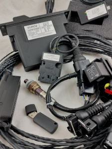 kit con software ect efi technology per la programmazione e la mappatura di tutte le centraline efi euro2 controller digitale per sonda lambda efi ntk automappatura benzina e controllo in retroazione per modifica carburazione in tempo reale gestione iniettori controllo anticipo programmazione elettronica controllo motore ecu