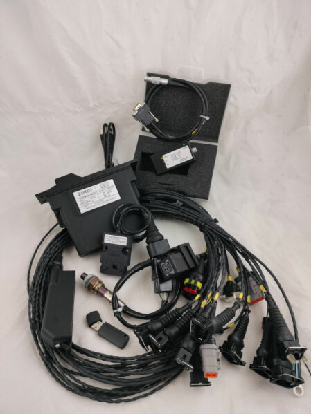 kit completo per la programmazione e la mappatura delle centraline efi technology ero2 classic cablaggio motorsport per motore 4 cilindri interfaccia can di programmazione e comunicazione con centralina efi software ect di gestione mappatura e controllo motore elaborazione preparazione turbo maggiorato controller digitale per sonda lambda ntk lineare auto mappatura benzina e controllo clc carburazione in closed loop
