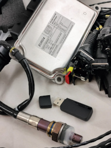 kit completo di chiavetta usb con software ect programmazione elettronica da competzione efi technology euro4 cablaggio motorsport per motore 4 cilindri aspirato e turbo controllo doppia rampa di iniezione sonda lambda ntk dedicata ad auto mappatura self lern per motori con farfalla elettronica etb clio renault bmw audi prearazione motore da competizione mappatura centralina