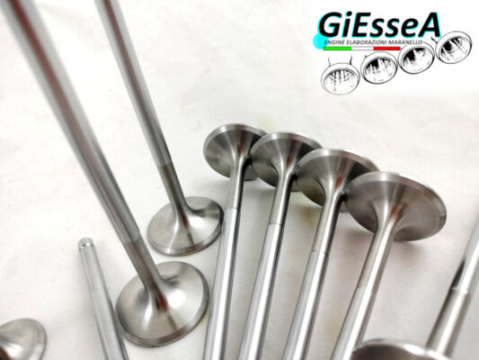 valvole speciali realizzate in acciaio speciale inconel con maggiorazione diametro valvola preparazione motore aspirato e turbo valvole di scarico in inconel resistenti alle alte temperature dei gas di scarico dei motori turbo costruzione a campione e a disegno valvole maggiorate lavorazione condotti testa sedi maggiorate 