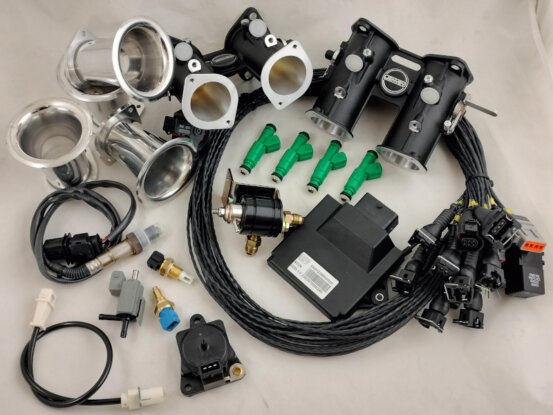 kit conversione motore da carburatori ad iniezione elettronica programmazione controllo motore centralina programmabile efi technology euro2plus aspirazione diretta corpi farfallati singoli incremento potenza elaborazione motore racing centralina controllo motore cablaggio motore standard trombette di aspirazione sensori kit iniezione elettronica