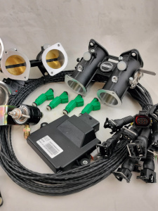 centralina elettronica di controllo motore programmabile per preparazion vetture da competizione incemento potenza mappatura motoreaspirato kit car cablaggio completo motore sensori per lettura temperatura motore temperatura aria aspirata sonda lambda auto mappatura correzione carburazione mappatura programmabile iniettori e regolatoe pressione benzina pe impianto alimentazione motore racing 