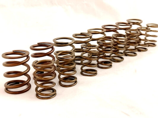 kit molle valvole speciali per preparazione motore alfa romeo incremento potenza sostituzione molle valvole originali per alberi a camme alzata maggiorata fasatura racing molle valvole rinforzate prestazioni maggiori regime di ritazione maggiore incremnto potenza motore elaborazione alfa romeo giulia alfetta