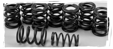 aumento alzata camme e incremento regime di rotazione richiede l'utilizzo di molle rinforzate speciali per aumentare il carico e sopportare alzata maggiorata albero a camme e regime di rotazione maggiore per incremento potenza preparazione testa per motori da competizione molle valvole racing