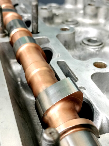 preparazione testate motori alfa romeo incremento potenza aumento cavalli lavorazione condotti testata valvole maggiorate sostituzione e rettifica guide valvole sedi valvole maggiorate rettifica smerigliatura valvole in acciaio nimonic inconel preparazione motore asirato turbo vetture classiche storiche racing campionato italiano classic car vintage