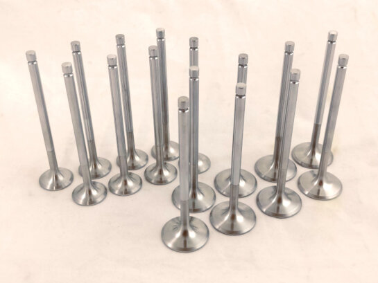 valvole speciali rinforzate in acciaio diametro maggiorato preparazione motore aspirato 4 itb corpi farfallati singoli valvole in acciaio diametro maggiorato aspirazione in acciaoio speciale scarico in acciao rinforzato per alta temperatura e regime elevato di rotazione