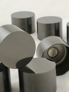 punterie meccaniche da competizione in acciaio trattato rinforzate per sostituzione punterie idrauliche e punterie originali registrazione valvole con cappuccio tipo masrati registri valvole speciali preparazione eleaborazione motore da competizione alfa romeo fiat lancia trattamento dlc punterie meccaniche diametro maggiorato aumento regime di rotazione motore albero a camme speciale incremento potenza