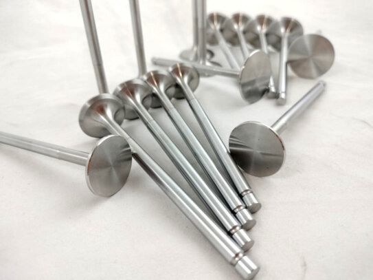 valvole in inconel materiale dalle caratteristiche superiori superlega pr l'impiego nelle valvole di scarico dei motori turbo preparazione stage3 turbo maggiorato motori da competizione incremento potenza valvole maggiorate sostituzione di sedi e guide valvole lavorazione condotti testata aumento cilindrata regime di rotazione motore aspirato