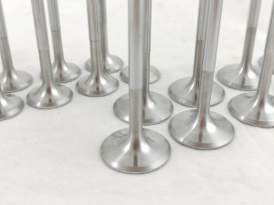 valvole preparazione motore turbo maggiorato conversione motore da aspirato a turbo valvole speciali rinforzate per motore 16 valvole incremento potenza valvole carico in inconel per elaborazione motore turbo lavorazione testata maggiorazione sedi valvola e lavorazione lucidatura condotti incremento e preparazione stage3 vetture da competizione