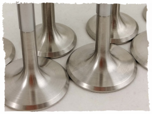 Costruzione e vendita valvole speciali in acciaio per elaborazione e preparazione motori da competizione maggiorazione diametro valvole maggiorate modifica condotti testa aumento diametr sede valvola modifica valvole in nimonic per motori turbo e sovralimentati incremento potenza turbo maggiorato riduzione peso valvola riduzione diametro stelo valvola