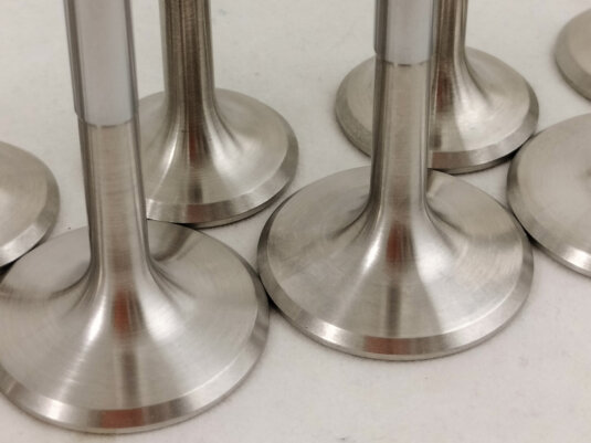 Costruzione valvole in acciaio speciali per preparazione motori da competizione valvole maggiorate in acciaio e nimonic profilo delle valvole flussato per miglior rendimento e riempimento camera di combustione valvole speciali in nimonic per preparazione motori turbo disponibili come le originali o maggiorate a campione o a disegno